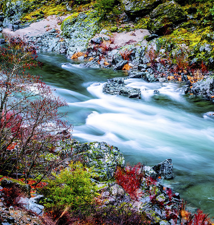 The crystal-clear Trinity River in the autumn